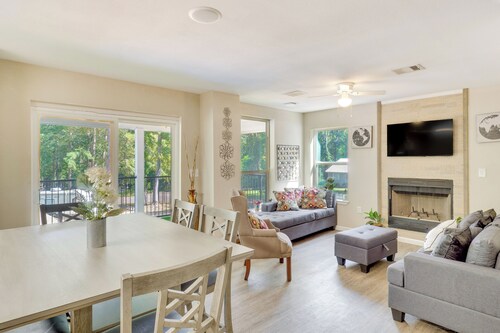 Hemphill Vacation Rental w/ Pool, Walk to Lake!