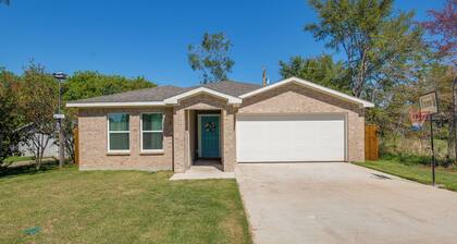Game Room + Walk to Beach: Gun Barrel City Gem!