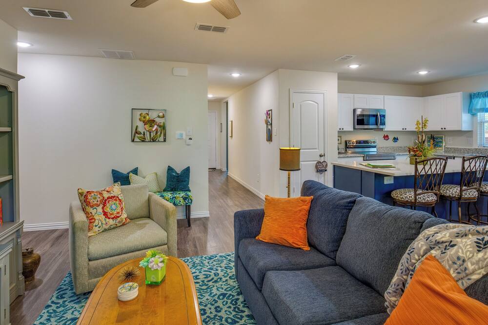 Game Room + Walk to Beach: Gun Barrel City Gem! - Whitton, TX