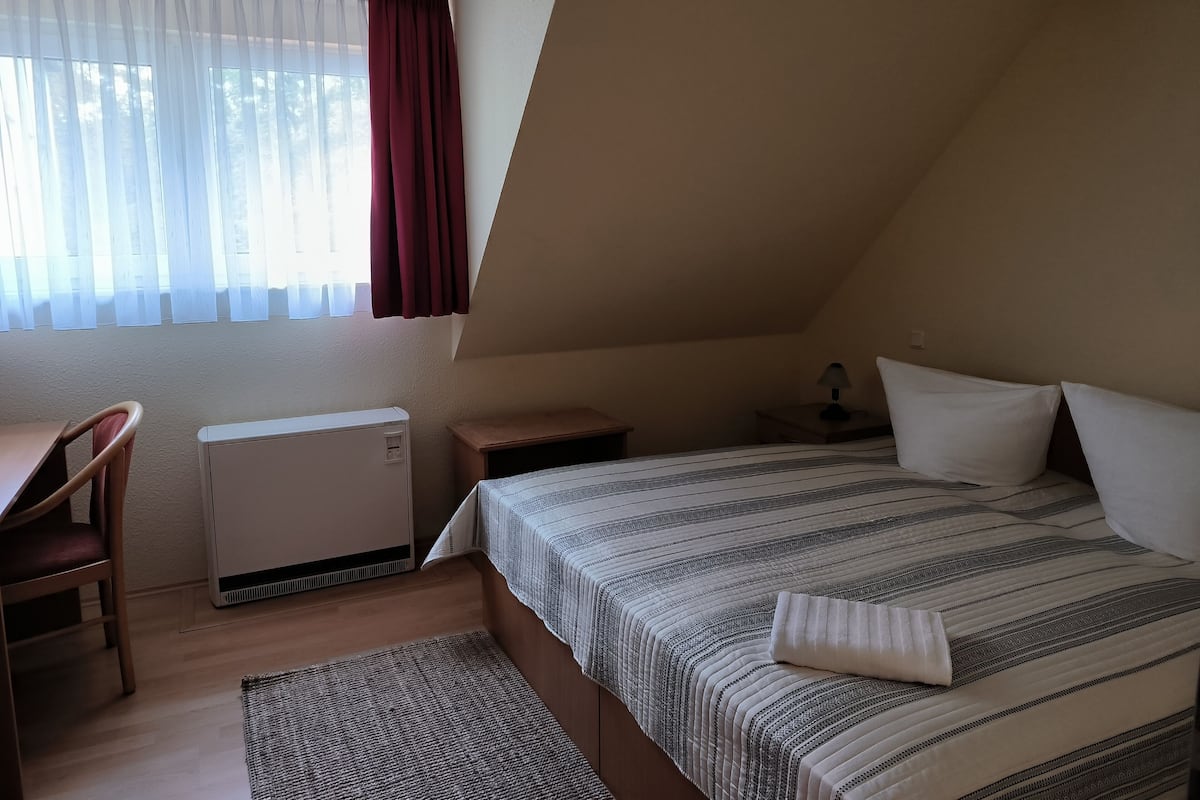 Economy Double Room | Desk, laptop workspace, bed sheets