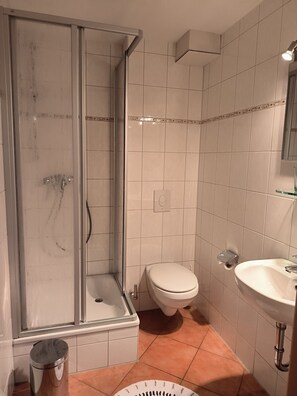 Economy Double Room | Bathroom | Shower, rainfall showerhead, towels