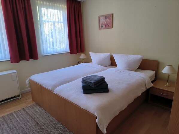 Desk, laptop workspace, bed sheets - Ritters Weinstuben Hotel Merseburg (Merseburg)