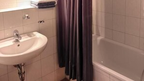 Economy Double Room | Bathroom | Shower, rainfall showerhead, towels - Ritters Weinstuben Hotel Merseburg (Merseburg)