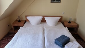 Desk, laptop workspace, bed sheets - Ritters Weinstuben Hotel Merseburg (Merseburg)