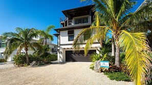 Exterior - Salty Sunsets, full gulf views from rooftop deck, gorgeous pool/spa (Anna Maria)