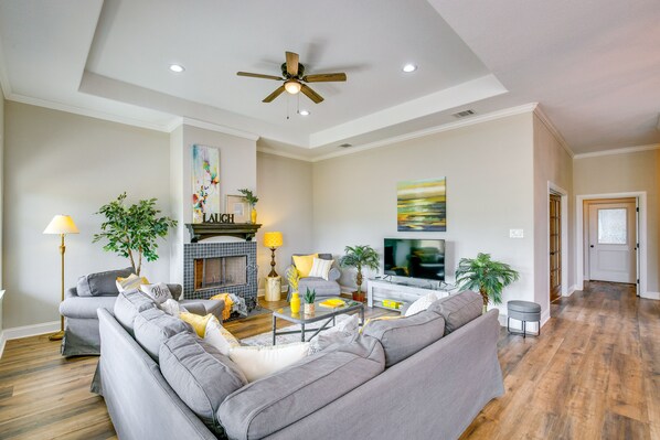 Casa (3 Bedrooms) | Área de sala de estar | Televisión y libros