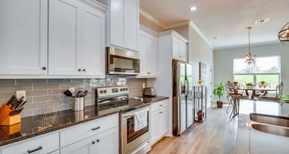 Covered Patio & Yard: Texas Escape in Keene