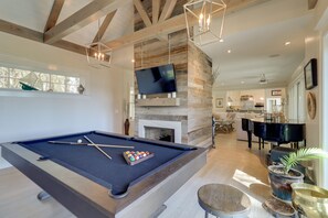 Televisión, chimenea y libros 