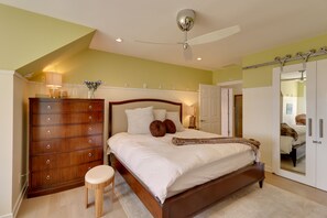 3 bedrooms, laptop workspace, iron/ironing board, bed sheets - Waterfront St Michaels Vacation Rental w/ Fire Pit (St. Michaels)