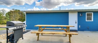 Hillsboro Hideaway w/ Private Hot Tub & Bunkhouse!