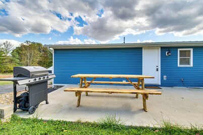 Hillsboro Hideaway w/ Private Hot Tub & Bunkhouse!