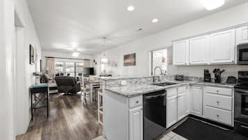 KylskÄp, mikrovÄgsugn, ugn och spishÀll