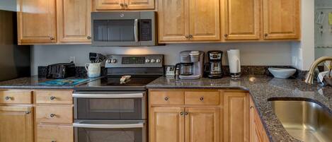 Appartement (2 Bedrooms) | Cuisine privée | Batterie de cuisine, vaisselle et ustensiles, serviettes en papier