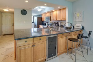 Leilighet (2 Bedrooms) | Eget kjøkken | Kjøkkenutstyr og papirhåndklær