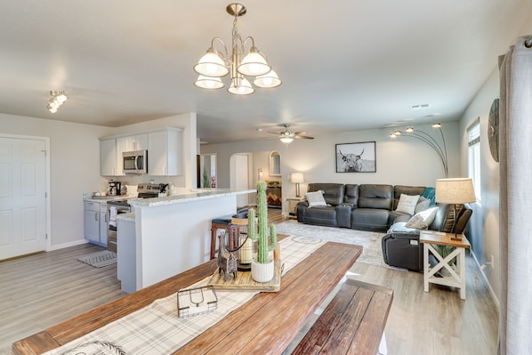 テレビ、DVD プレーヤー