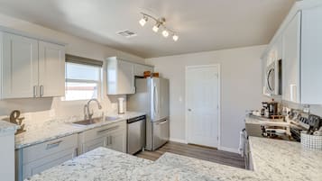 House (3 Bedrooms) | Private kitchen | Cookware/dishes/utensils, paper towels