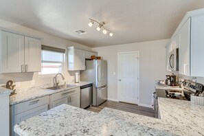 ハウス (3 Bedrooms) | 専用キッチン | 調理器具と食器、ペーパータオル