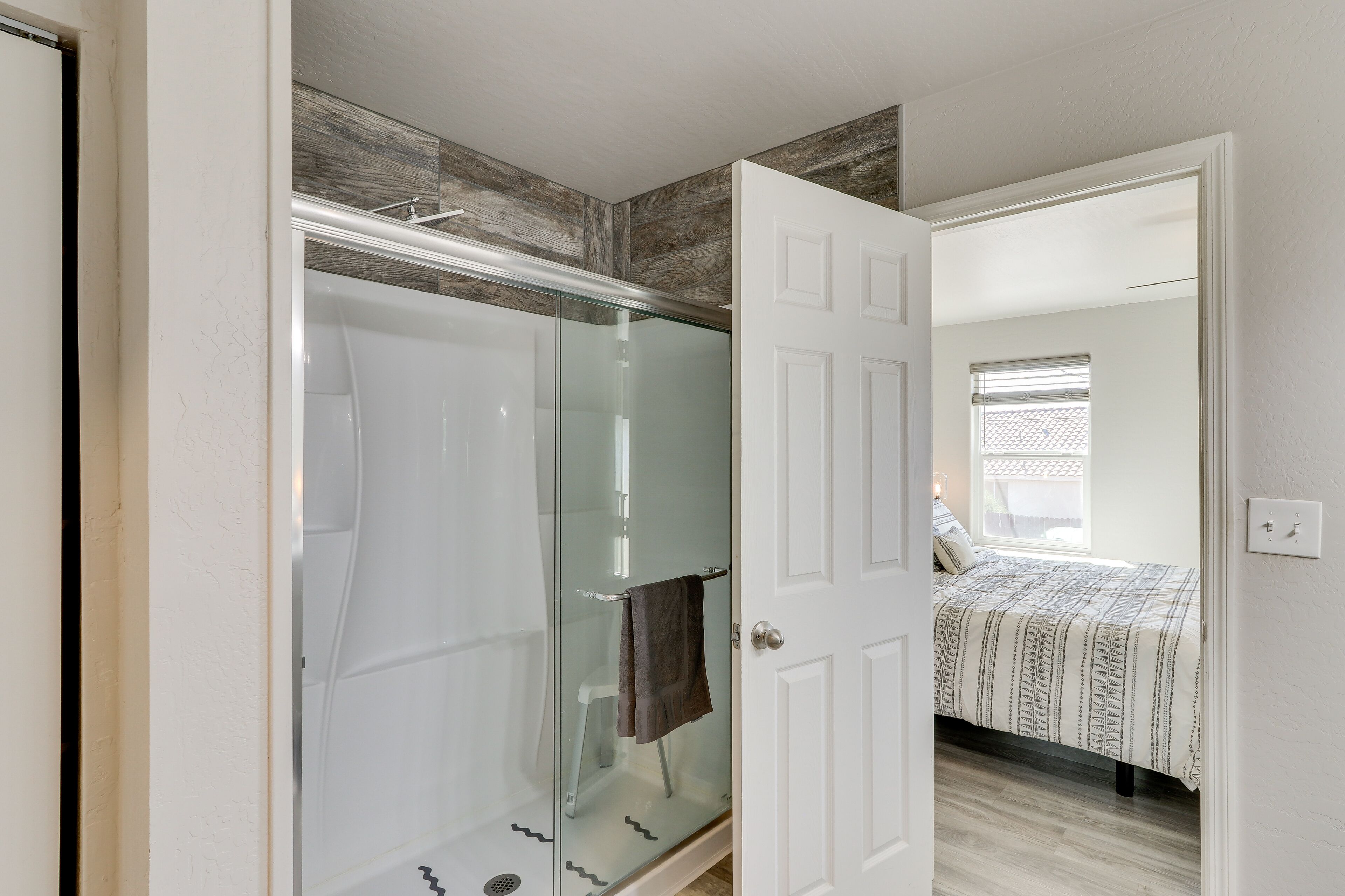 3 bedrooms, desk, laptop workspace, iron/ironing board