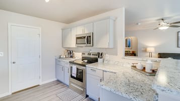 House (3 Bedrooms) | Private kitchen | Cookware/dishes/utensils, paper towels