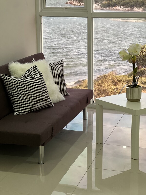 Smart TV - Cozy Beachfront Apartment,
(Portmore)