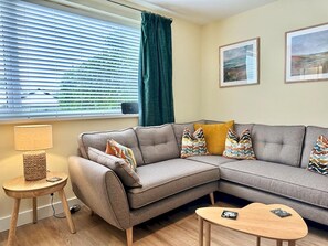 TV, fireplace - Pembroke Dock Hidden Gem - Pass the Keys (Pembroke Dock)