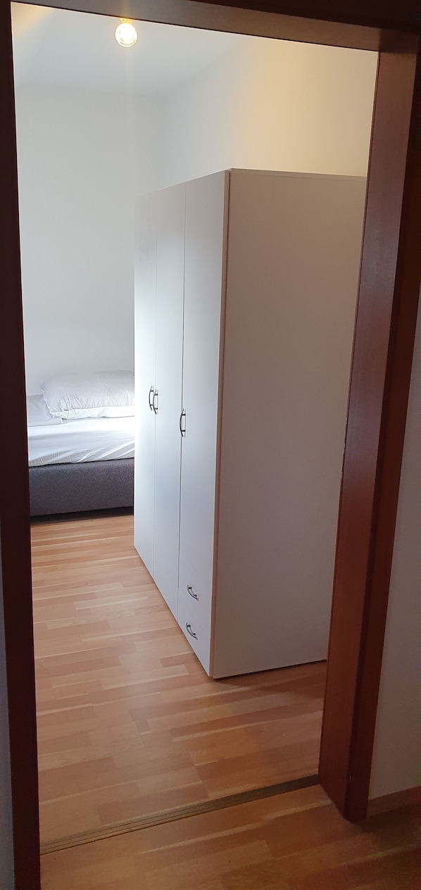 2 dormitoris, escriptori, planxa i posts de planxar i wifi gratuïta