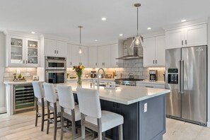 Microwave, oven, stovetop, dishwasher - Luxury Beach House near Downtown Main Street Half Moon Bay (Half Moon Bay)