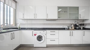 Coffee/tea maker, fridge, microwave, oven - Barreiros Serenity by Madeira Sun Travel (Funchal)