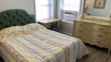 1 bedroom, desk, WiFi, bed sheets