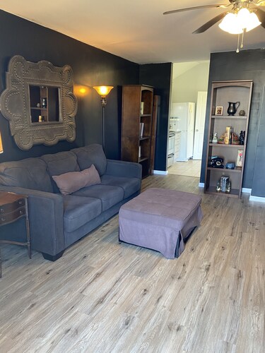 South Lake Charles Guest Cottage - Country Setting, Rustic Ambience