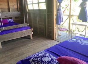 3 bedrooms, desk, WiFi, bed sheets