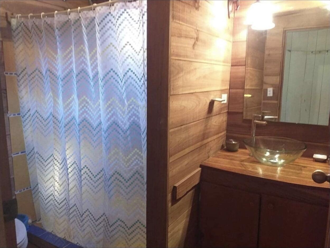 Regadera, toallas, jabón, papel de baño 