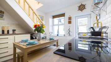 Cottage | Private kitchen | Fridge, microwave, oven, stovetop