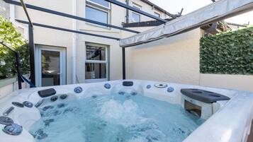 Cottage | Outdoor spa tub
