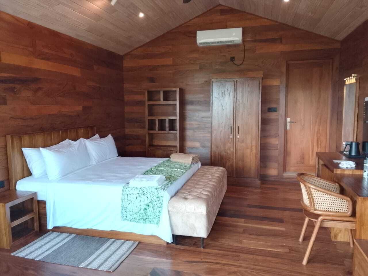 Luxury Tree House, Hot Tub | In-room safe, individually decorated, desk, soundproofing
