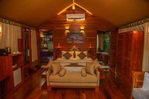 Caja de seguridad en la habitación y decoración personalizada