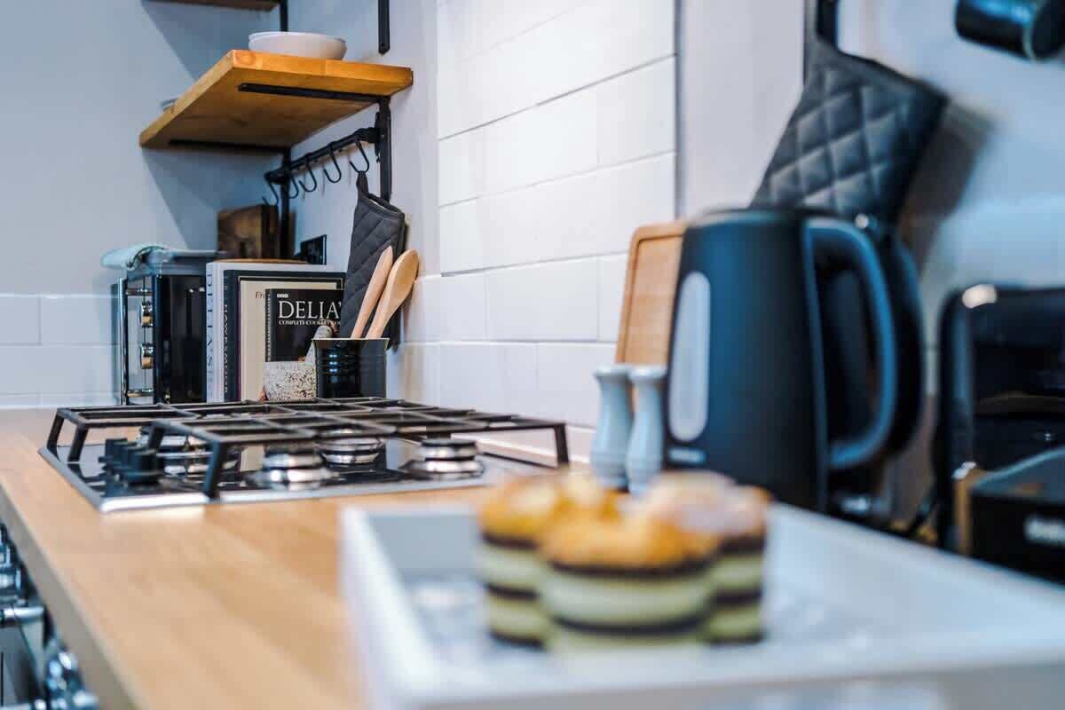 Coffee/tea maker, fridge, microwave, oven