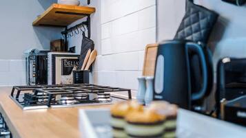 Coffee/tea maker, fridge, microwave, oven