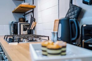 Kjøleskap, mikrobølgeovn, ovn og kokeplater