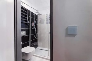 Haartrockner, Handtücher, Seife, Toilettenpapier