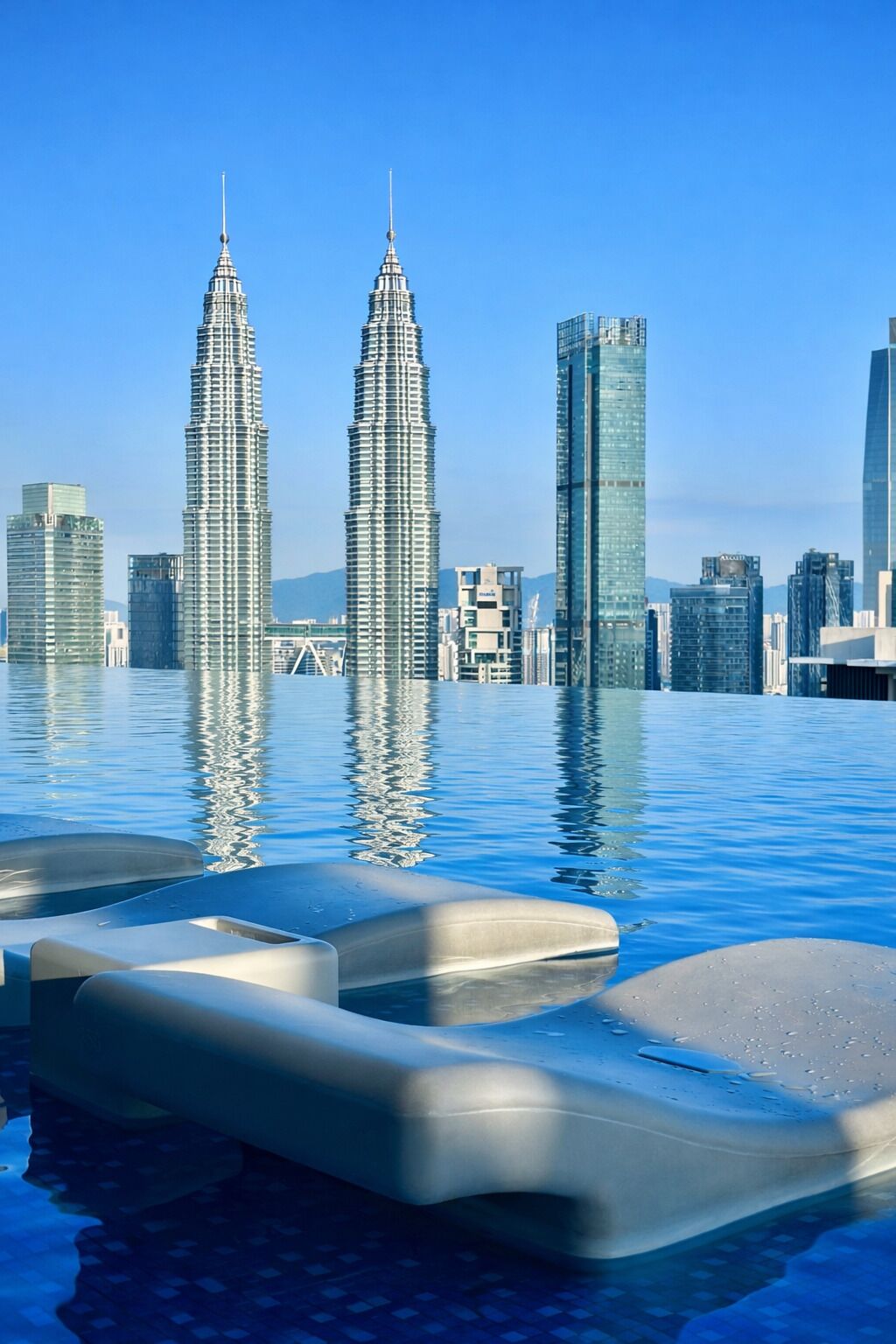 Ein Pool mit einer Stadtkulisse im Hintergrund.