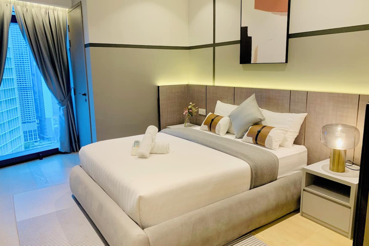 3 makuuhuonetta, egyptinpuuvillaiset lakanat, ylelliset vuodevaatteet