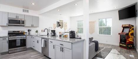 Refrigerador, microondas, horno, placa de cocina