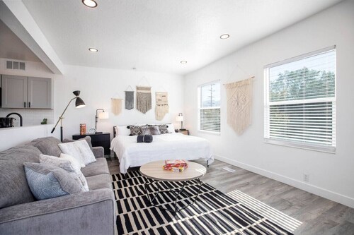 The Barber Loft-Close to Downtown, 35 Mins to Ski!