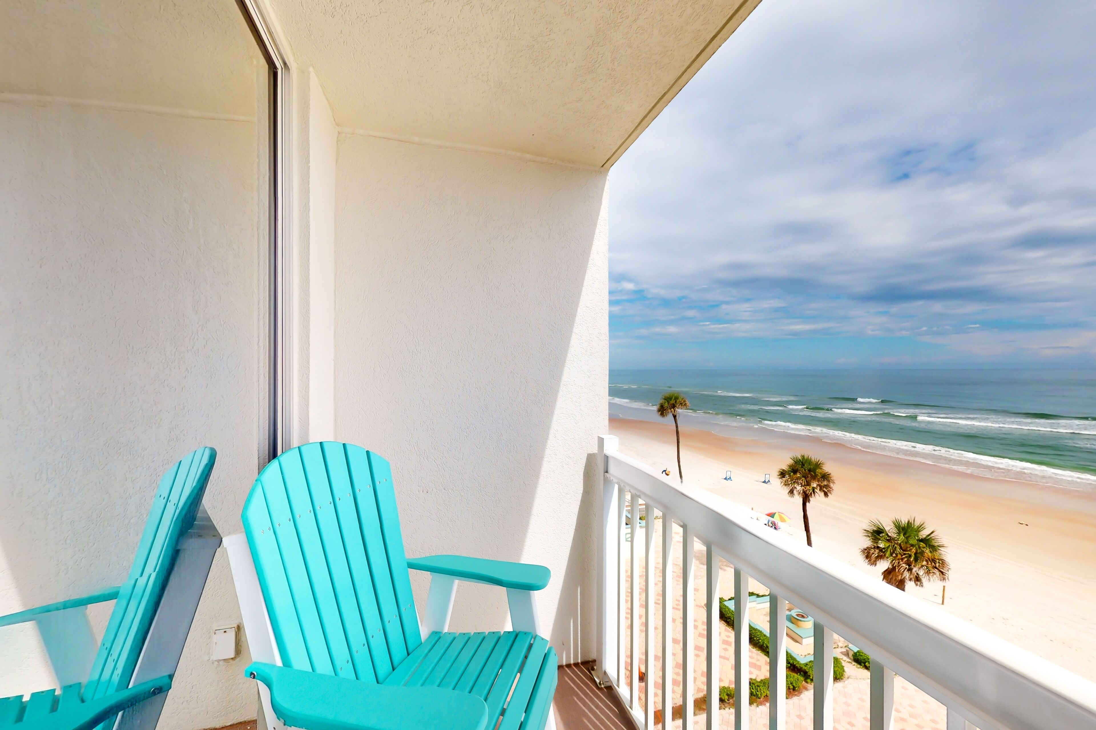 Inviting ocean-view condo with kitchenette & easy beach access