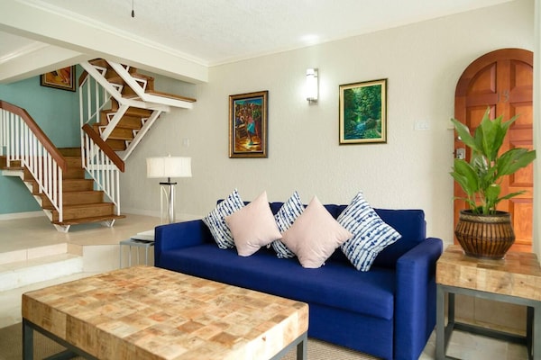 Captivating 2-bed Town-house In Kingston - Kingston