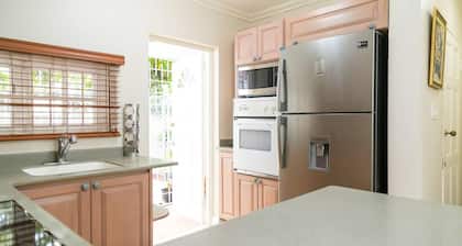 Captivating 2-bed Town-house in Kingston