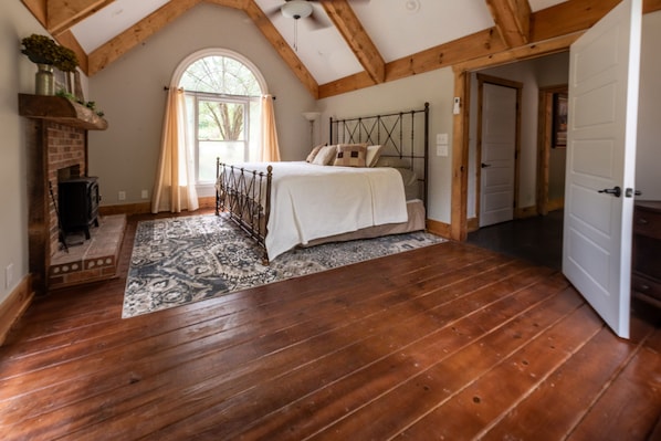 4 bedrooms, iron/ironing board, free WiFi, bed sheets