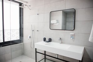 Family Suite | Bathroom