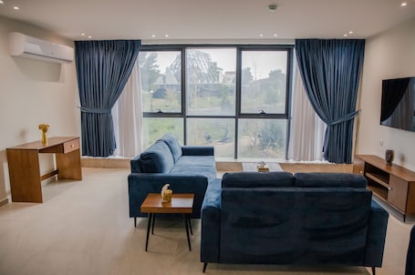 Deluxe Suite | Living area